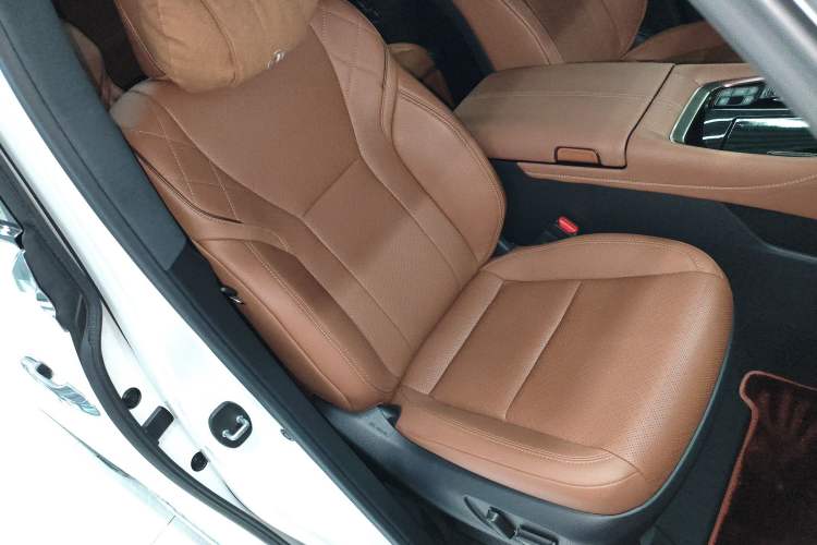 Used Toyota Vellfire 2024 Crown Dual-Engine 2.5L Supreme Executive Edition Right Front Seat