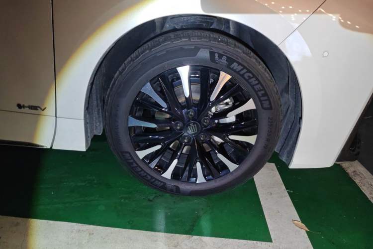 Used Toyota Vellfire 2024 Crown Dual-Engine 2.5L Ultimate Edition Right Front Wheel Hub