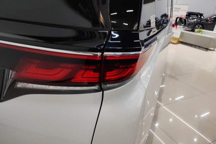 Used Toyota Vellfire 2024 Crown Dual-Engine 2.5L Supreme Executive Edition Right Rear Taillight