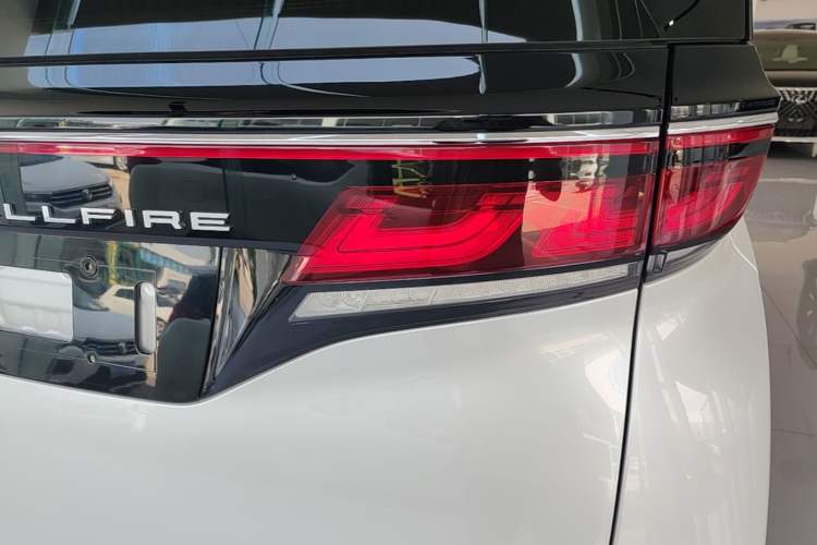 Used Toyota Vellfire 2024 Crown Dual-Engine 2.5L Supreme Executive Edition Right Rear Taillight