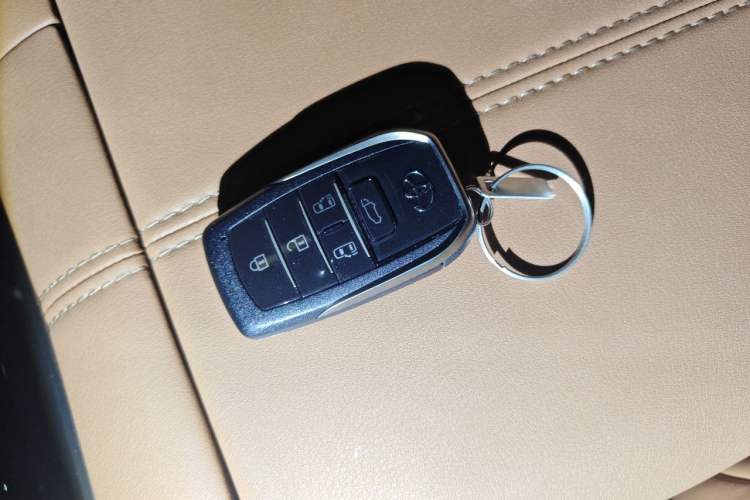 Used Toyota Vellfire 2024 Crown Dual-Engine 2.5L Ultimate Edition Vehicle Key