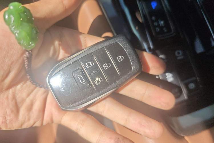 Used Toyota Vellfire 2024 Crown Dual-Engine 2.5L Ultimate Edition Vehicle Key
