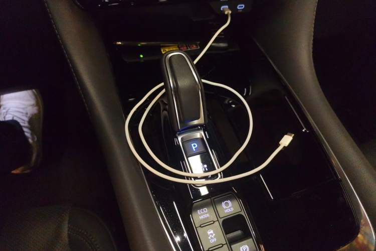Used Toyota Vellfire 2025 Crown Dual Engine 2.5L Ink Gold Executive Edition Gear Lever