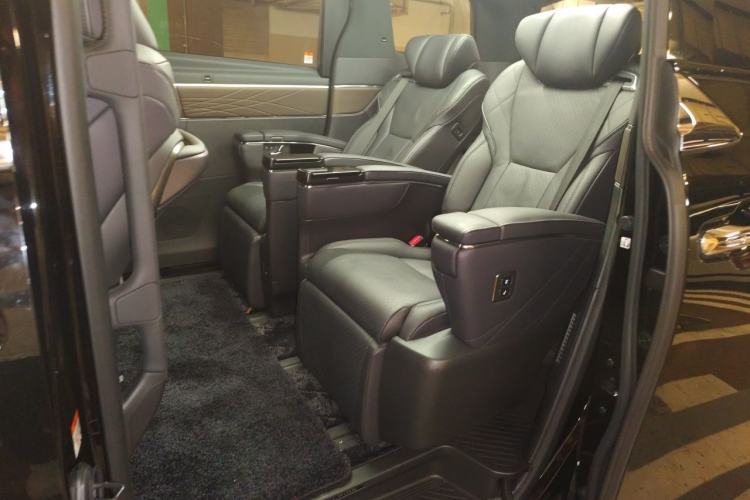 Used Toyota Vellfire 2025 Crown Dual Engine 2.5L Ink Gold Executive Edition Left Rear Seat