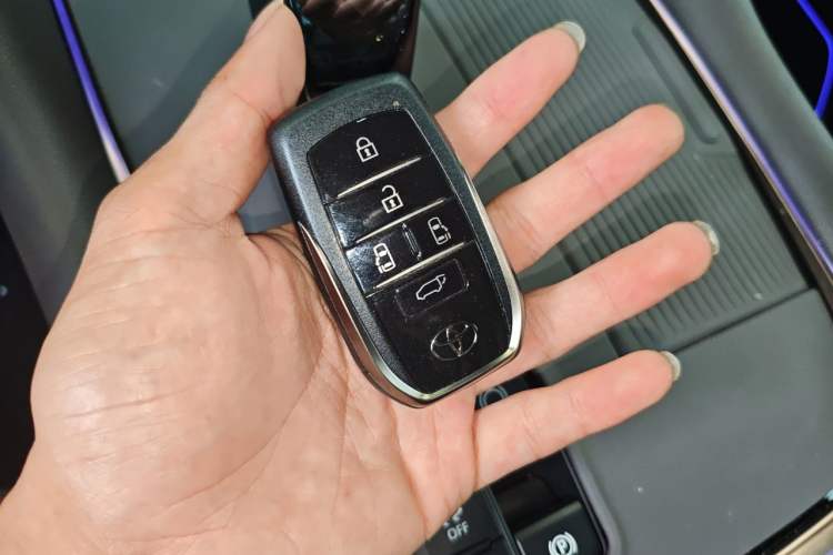 Used Toyota Vellfire 2025 Crown Dual Engine 2.5L Ink Gold Edition Vehicle Key