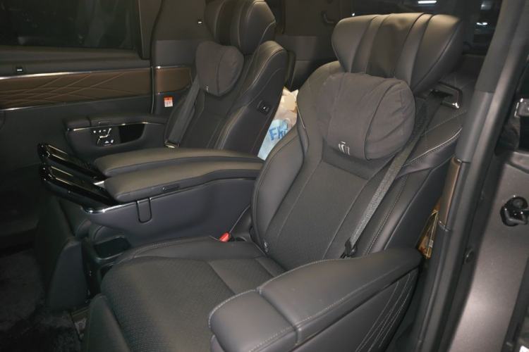 Used Toyota Vellfire 2025 Crown Dual Engine 2.5L Ink Gold Edition Left Rear Seat