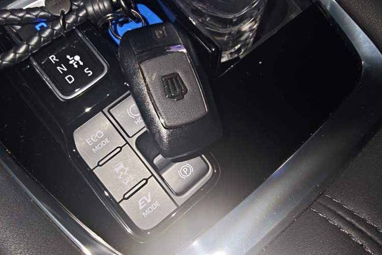 Used Toyota Vellfire 2025 Crown Dual Engine 2.5L Ink Gold Edition Vehicle Key