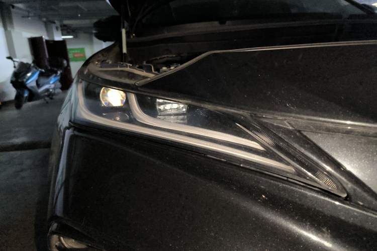 Used Toyota Venza 2022 Dual-Engine 2.5L CVT Two-Wheel Drive Prestige Edition Right Front Headlight