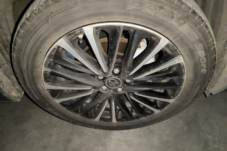 Used Toyota Venza 2022 Dual-Engine 2.5L CVT Two-Wheel Drive Prestige Edition Right Front Wheel Hub