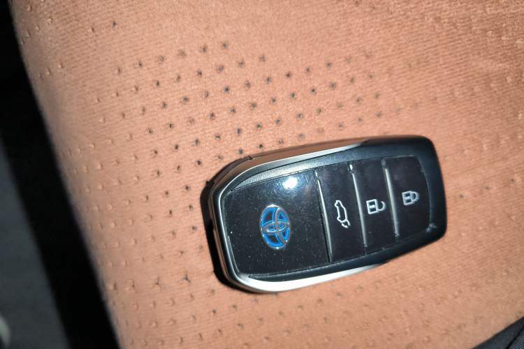 Used Toyota Venza 2022 Dual-Engine 2.5L CVT Two-Wheel Drive Prestige Edition Vehicle Key