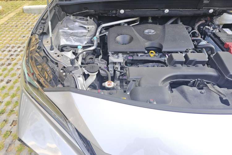 Used Toyota Venza 2023 2.0L CVT Two-Wheel Drive Luxury Edition Engine Bay Right