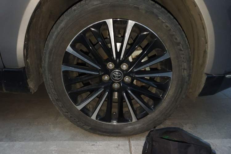 Used Toyota Venza 2022 2.0L CVT Two-Wheel Drive Prestige Edition Right Front Wheel Hub