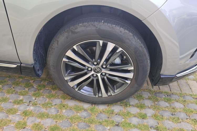 Used Toyota Venza 2023 2.0L CVT Two-Wheel Drive Luxury Edition Right Front Wheel Hub