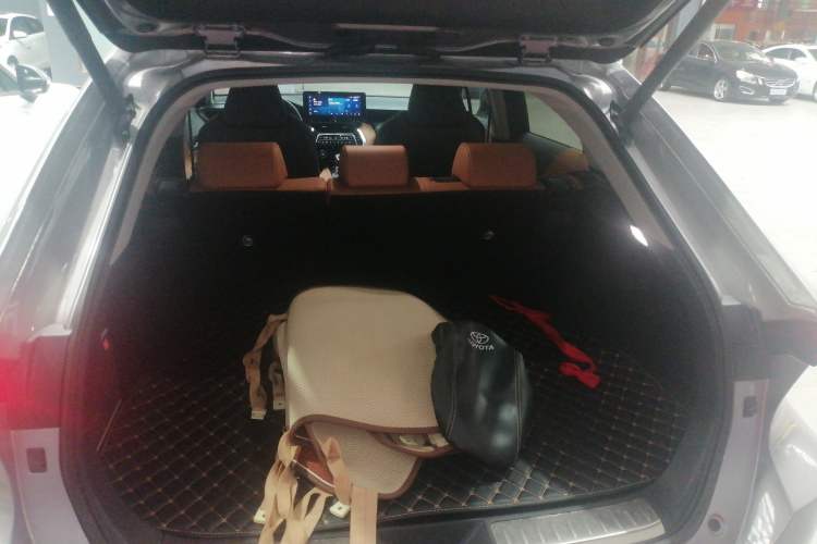 Used Toyota Venza 2023 2.0L CVT Two-Wheel Drive Prestige Version Trunk