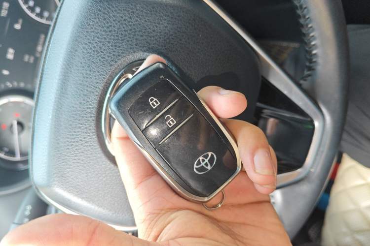 Used Toyota Venza 2023 2.0L CVT Two-Wheel Drive Luxury Edition Vehicle Key