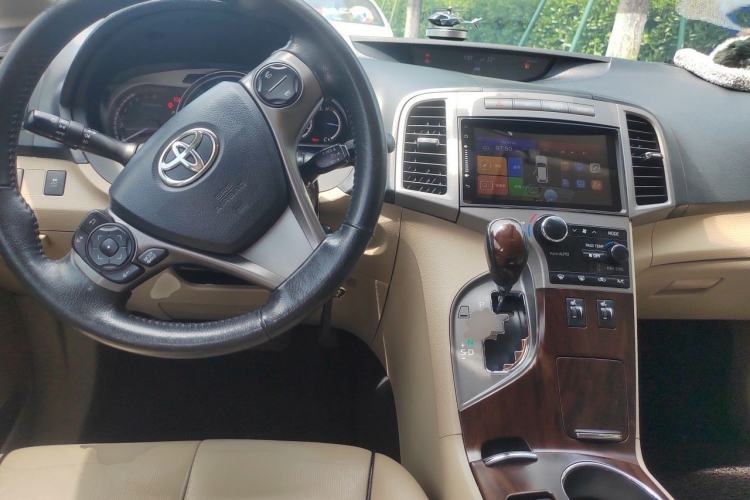 Used Toyota Venza 2013 2.7L Two-Wheel-Drive Luxury Edition Center Console