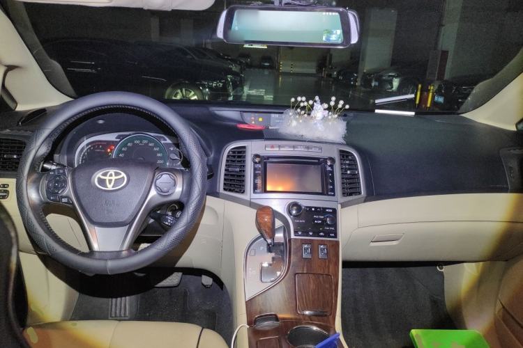 Used Toyota Venza 2013 2.7L Two-Wheel-Drive Luxury Edition Center Console