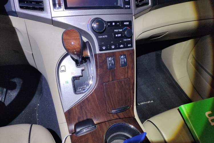 Used Toyota Venza 2013 2.7L Two-Wheel-Drive Luxury Edition Gear Lever