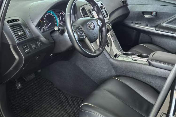Used Toyota Venza 2013 2.7L 4x4 Luxury Edition Interior 2