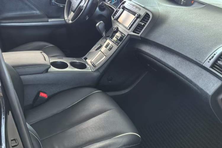 Used Toyota Venza 2013 2.7L 4x4 Luxury Edition Interior 3