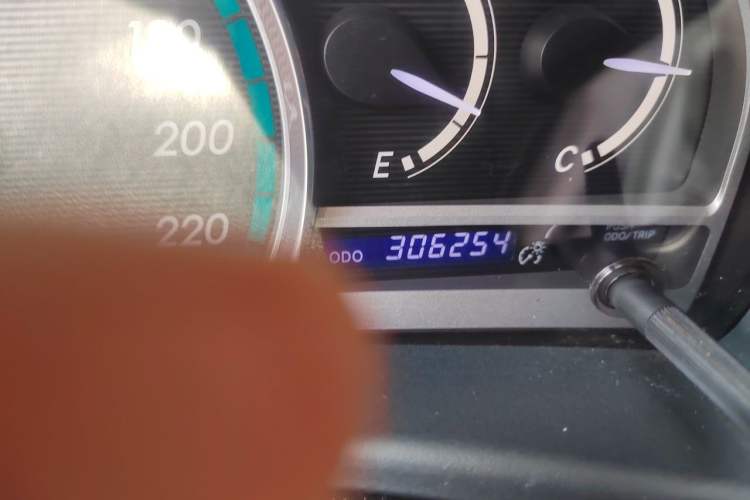Used Toyota Venza 2013 2.7L Two-Wheel-Drive Luxury Edition Odometer Close Up