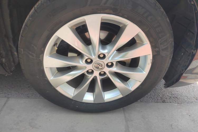 Used Toyota Venza 2013 2.7L Two-Wheel-Drive Luxury Edition Right Front Wheel Hub