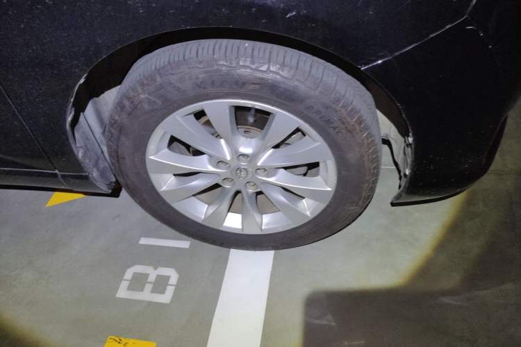 Used Toyota Venza 2013 2.7L Two-Wheel-Drive Luxury Edition Right Front Wheel Hub