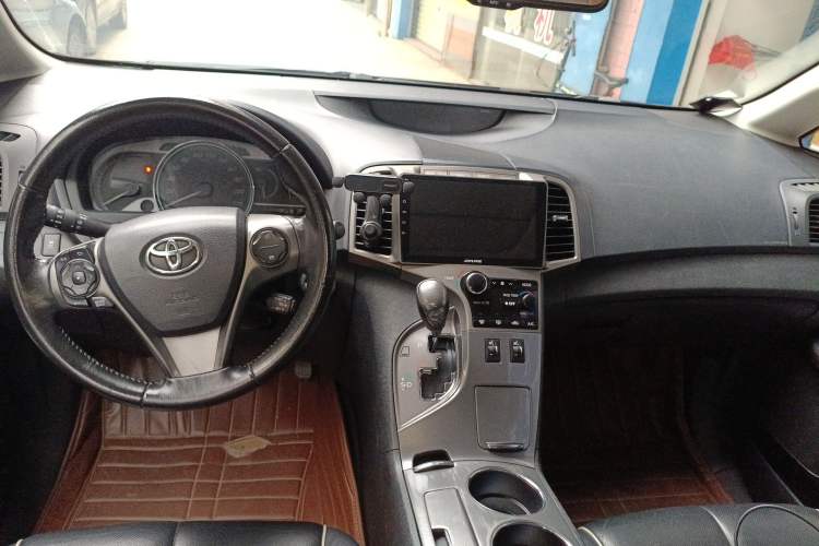 Used Toyota Venza 2013 2.7L Two-Wheel-Drive Luxury Edition Center Console
