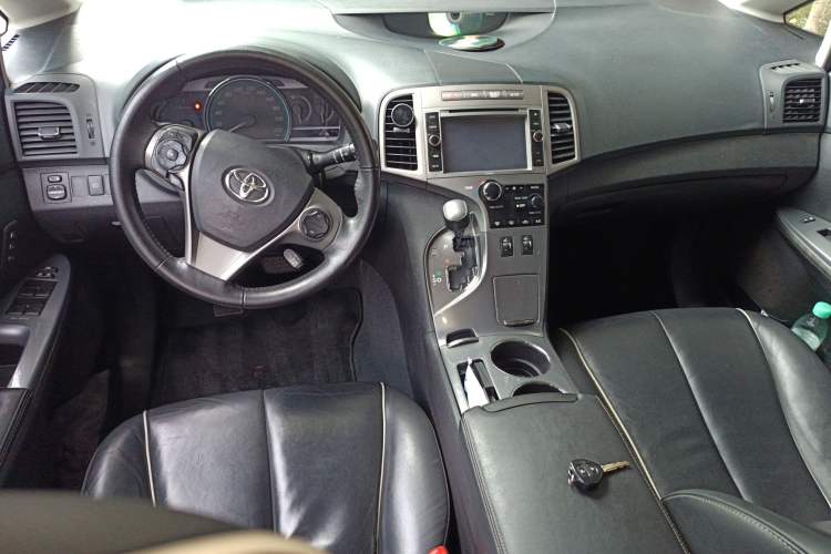 Used Toyota Venza 2013 2.7L 4x4 Luxury Edition Center Console