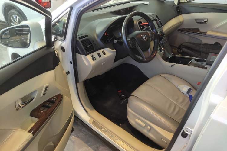 Used Toyota Venza 2013 2.7L Two-Wheel-Drive Luxury Edition Driver Seat