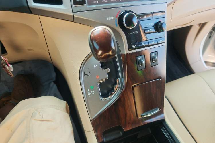 Used Toyota Venza 2013 2.7L Two-Wheel-Drive Luxury Edition Gear Lever