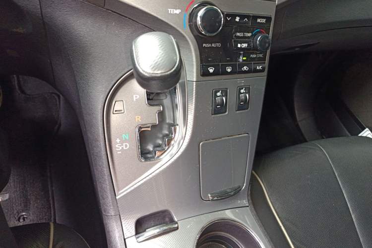 Used Toyota Venza 2013 2.7L 4x4 Luxury Edition Gear Lever