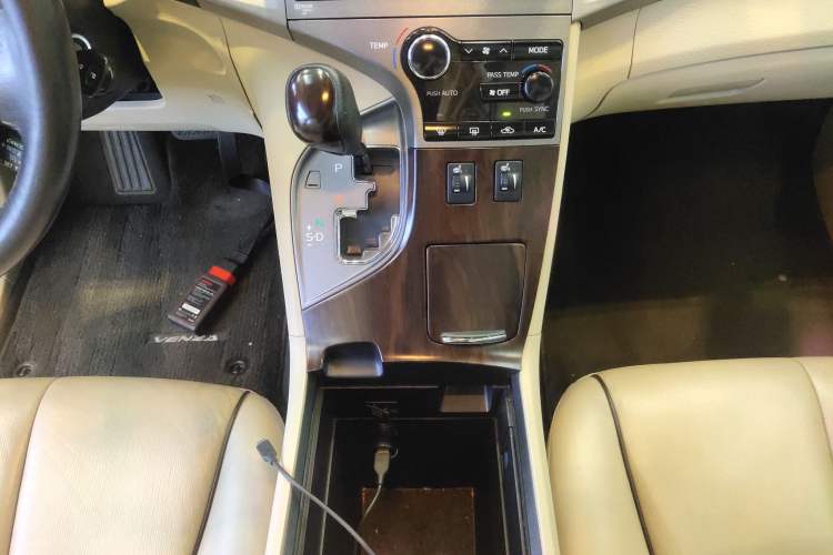 Used Toyota Venza 2013 2.7L Two-Wheel-Drive Luxury Edition Gear Lever