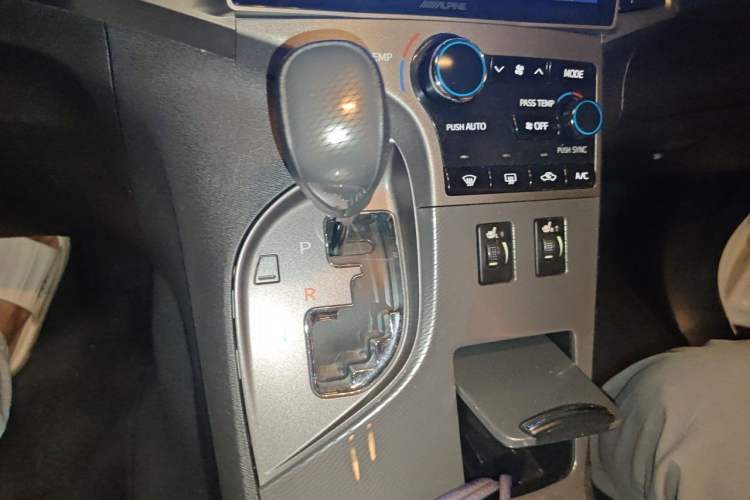 Used Toyota Venza 2013 2.7L 4x4 Luxury Edition Gear Lever
