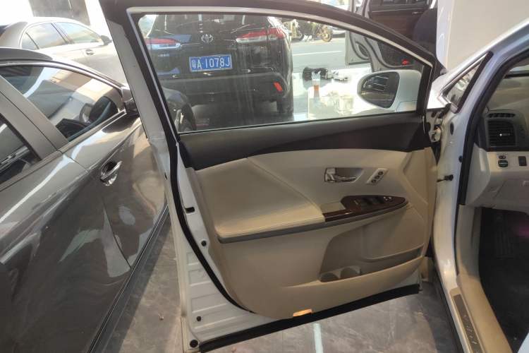 Used Toyota Venza 2013 2.7L Two-Wheel-Drive Luxury Edition Left Front Door Interior