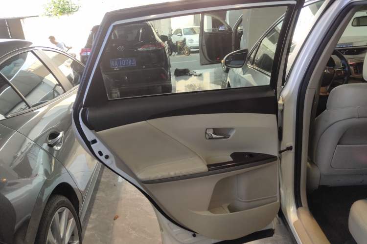 Used Toyota Venza 2013 2.7L Two-Wheel-Drive Luxury Edition Left Rear Door Interior