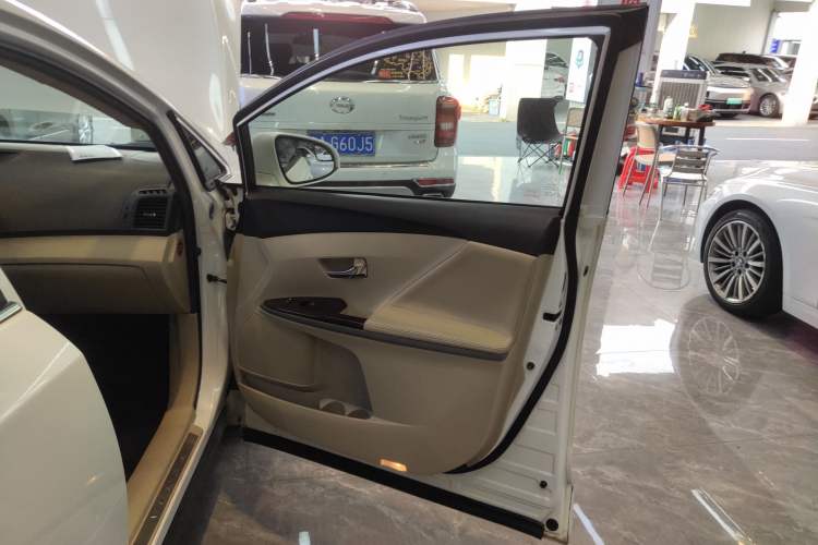Used Toyota Venza 2013 2.7L Two-Wheel-Drive Luxury Edition Right Front Door Interior