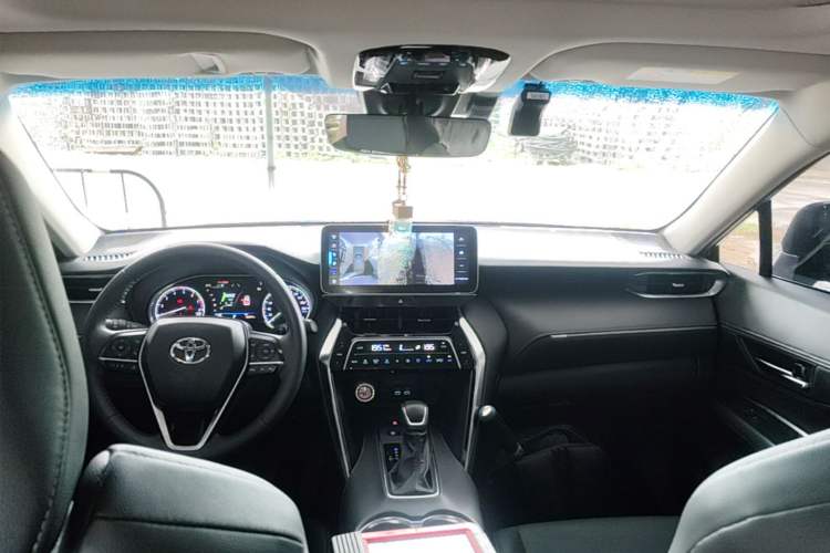 Used Toyota Venza 2022 2.0L CVT Two-Wheel Drive Luxury Edition Center Console
