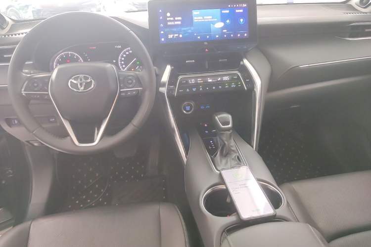 Used Toyota Venza 2022 2.0L CVT Two-Wheel Drive Prestige Edition Center Console