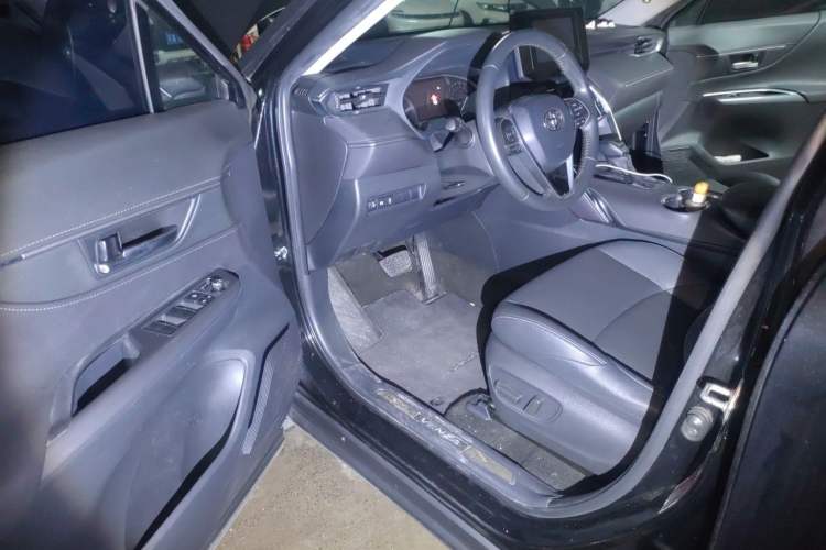 Used Toyota Venza 2022 2.0L CVT Two-Wheel Drive Luxury Edition Driver Seat