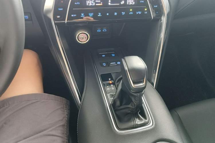 Used Toyota Venza 2022 2.0L CVT Two-Wheel Drive Luxury Edition Gear Lever