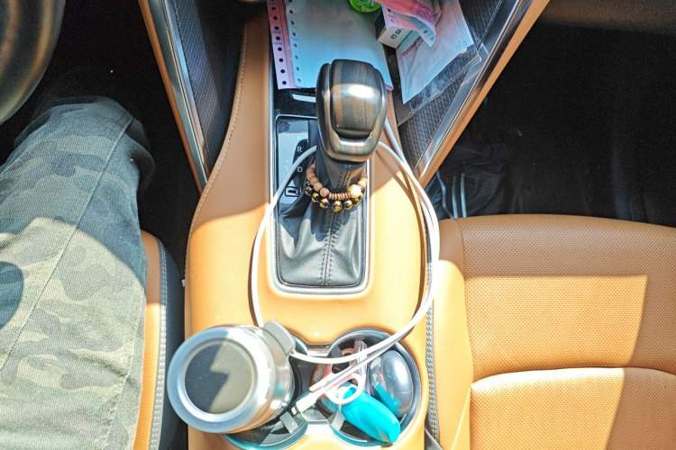 Used Toyota Venza 2022 Dual-Engine 2.5L CVT Four-Wheel Drive Supreme Edition Gear Lever