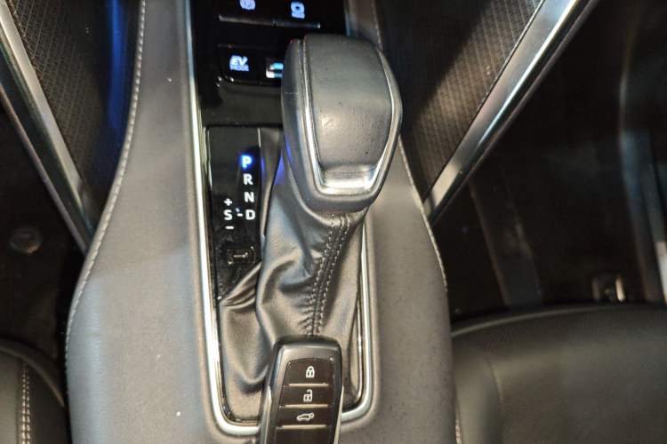 Used Toyota Venza 2022 Dual-Engine 2.5L CVT Four-Wheel Drive Supreme Edition Gear Lever