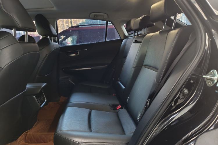 Used Toyota Venza 2022 2.0L CVT Two-Wheel Drive Prestige Edition Interior 4