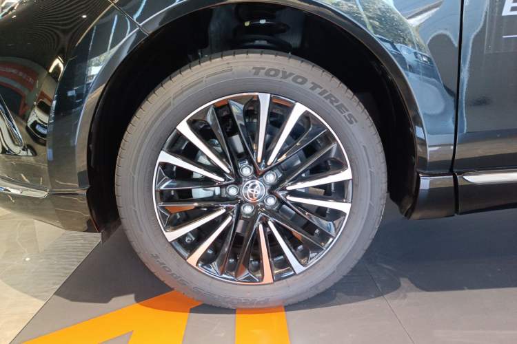 Used Toyota Venza 2022 Dual-Engine 2.5L CVT Four-Wheel Drive Supreme Edition Left Front Wheel Hub