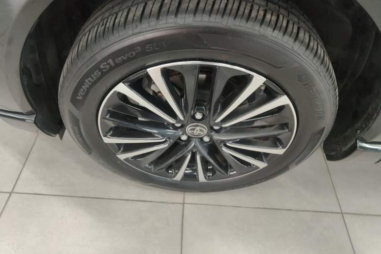 Used Toyota Venza 2022 2.0L CVT Two-Wheel Drive Prestige Edition Left Front Wheel Hub