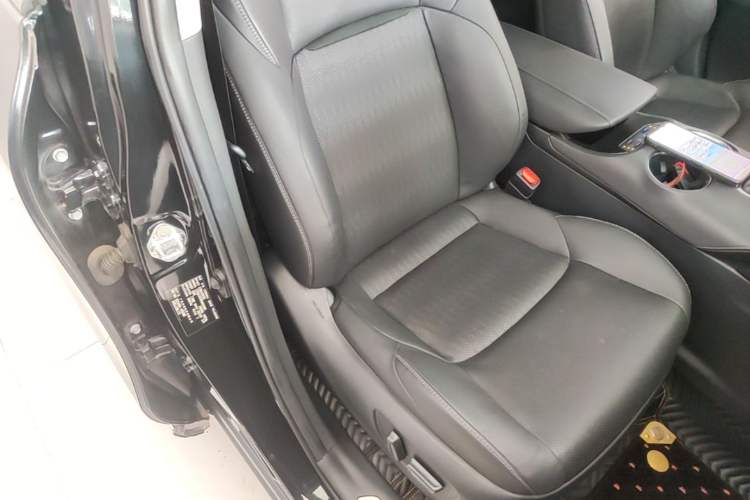 Used Toyota Venza 2022 2.0L CVT Two-Wheel Drive Prestige Edition Right Front Seat