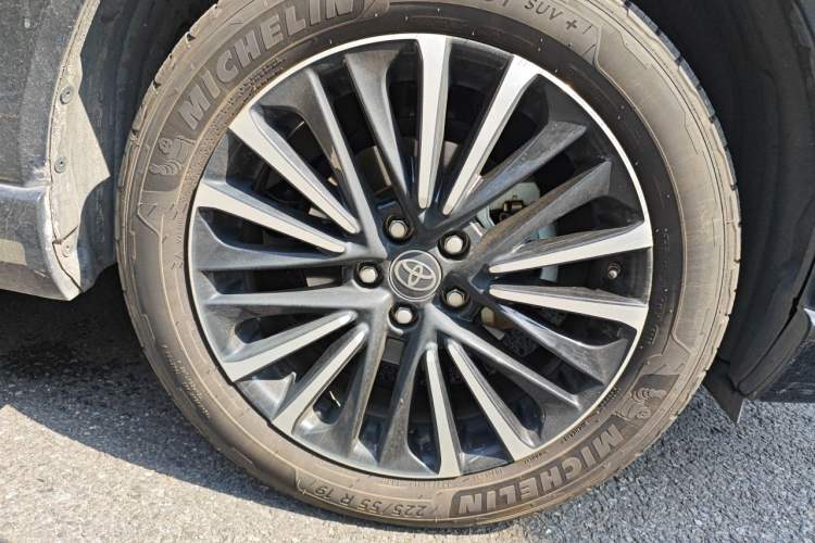 Used Toyota Venza 2022 Dual-Engine 2.5L CVT Four-Wheel Drive Supreme Edition Right Front Wheel Hub