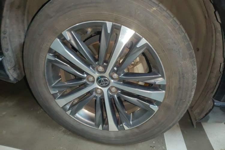 Used Toyota Venza 2022 2.0L CVT Two-Wheel Drive Luxury Edition Right Front Wheel Hub