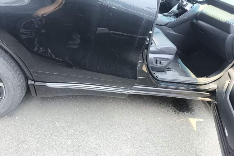 Used Toyota Venza 2022 2.0L CVT Two-Wheel Drive Prestige Edition Right Side Sill